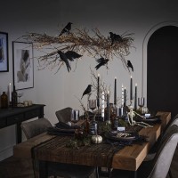Halloween Tischdekorationen: Kerzenhalter mit schwarzen Dinner-Kerzen